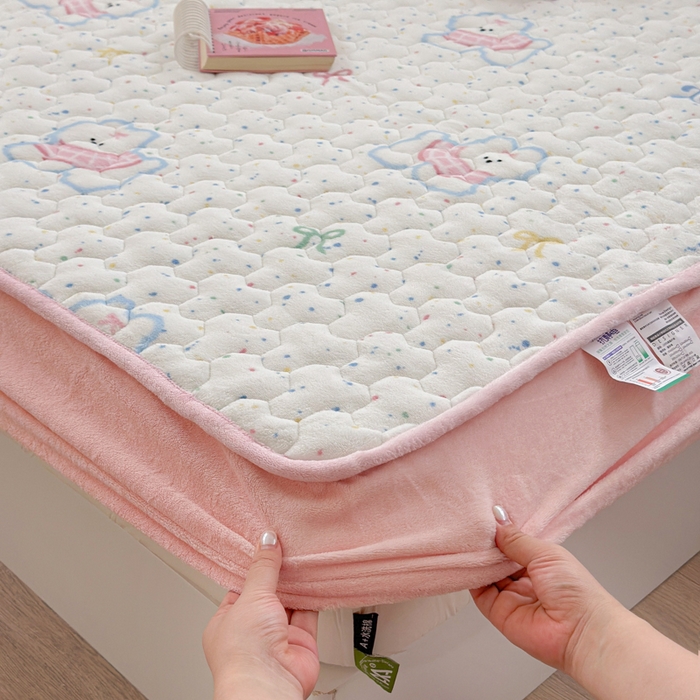 91家纺网 家纺一手货源 找家纺 Sweet dreams甜梦 2025新款高克重牛奶绒印花夹棉床笠 斑点狗狗