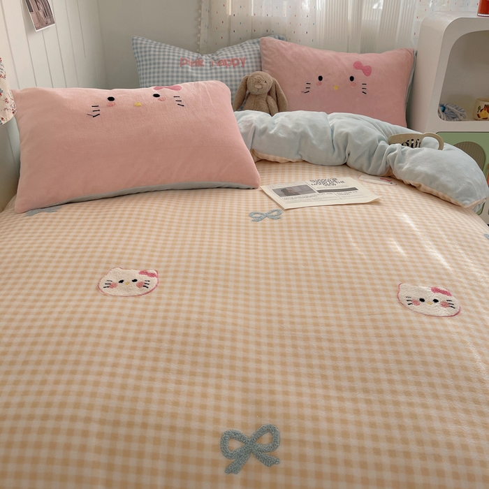 91家纺网 家纺一手货源 找家纺 顾里家纺 2025新款格子猫咪毛巾绣牛奶绒套件 黄格猫咪