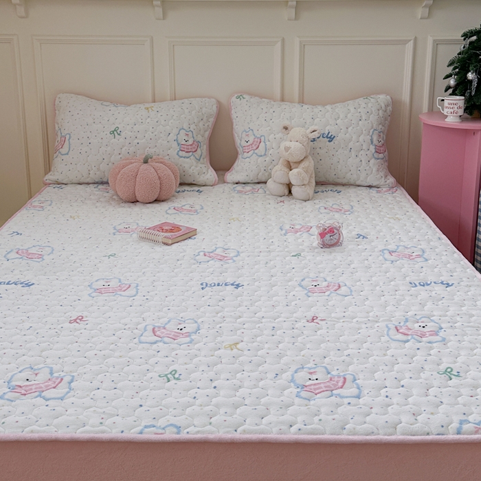 91家纺网 家纺一手货源 找家纺 Sweet dreams甜梦 2025新款高克重牛奶绒印花夹棉床笠 斑点狗狗