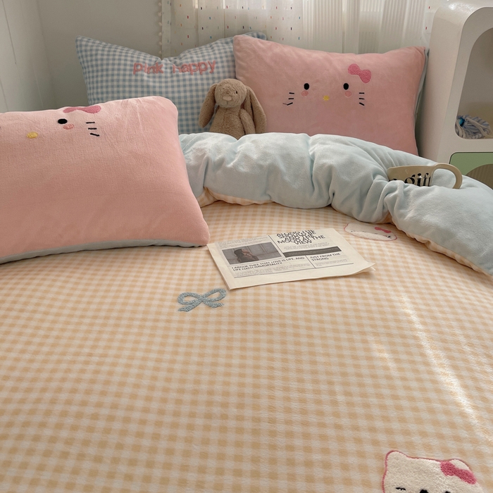 91家纺网 家纺一手货源 找家纺 顾里家纺 2025新款格子猫咪毛巾绣牛奶绒套件 黄格猫咪