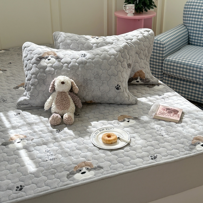 91家纺网 家纺一手货源 找家纺 Sweet dreams甜梦 2025新款高克重牛奶绒印花夹棉床笠 帽子狗狗