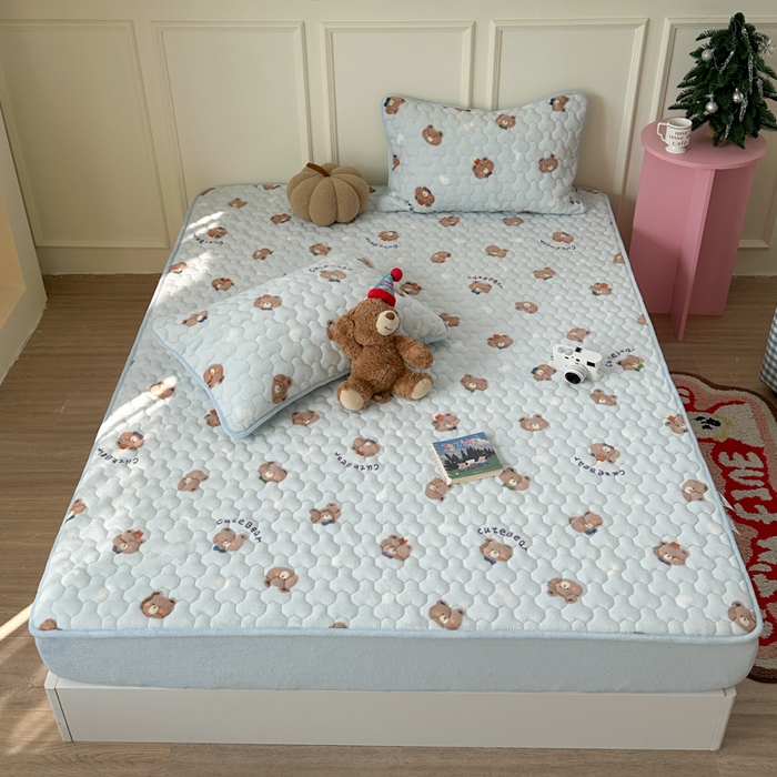 91家纺网 家纺一手货源 找家纺 Sweet dreams甜梦 2025新款高克重牛奶绒印花夹棉床笠 可爱小熊