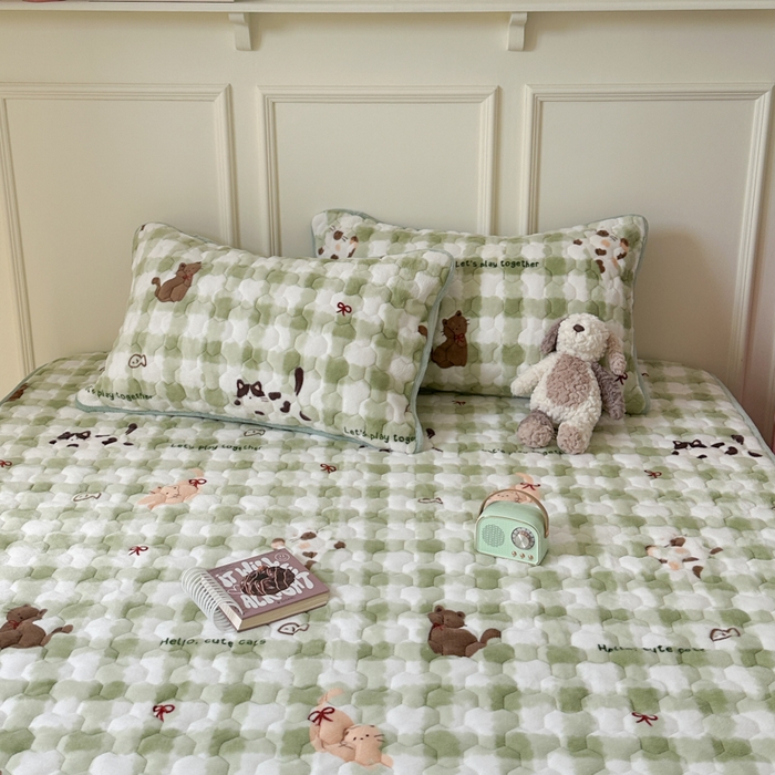 91家纺网 家纺一手货源 找家纺 Sweet dreams甜梦 2025新款高克重牛奶绒印花夹棉床笠 格子猫猫