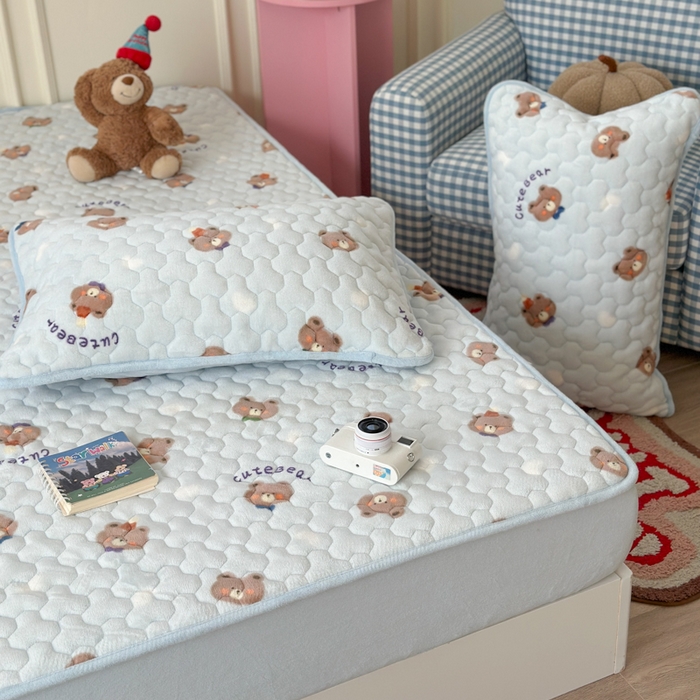 91家纺网 家纺一手货源 找家纺 Sweet dreams甜梦 2025新款高克重牛奶绒印花夹棉床笠 可爱小熊