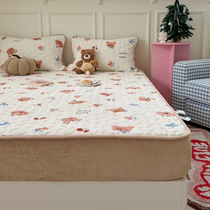 91家纺网 家纺一手货源 找家纺 Sweet dreams甜梦 2025新款高克重牛奶绒印花夹棉床笠 蝴蝶结狗狗