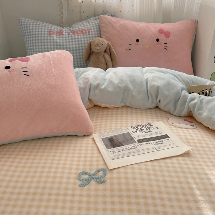 91家纺网 家纺一手货源 找家纺 顾里家纺 2025新款格子猫咪毛巾绣牛奶绒套件 黄格猫咪