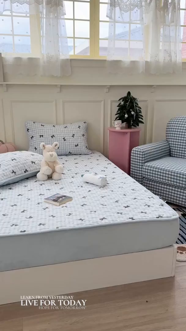 91家纺网 家纺一手货源 找家纺 Sweet dreams甜梦 2025新款高克重牛奶绒印花夹棉床笠 蓝色蝴蝶结