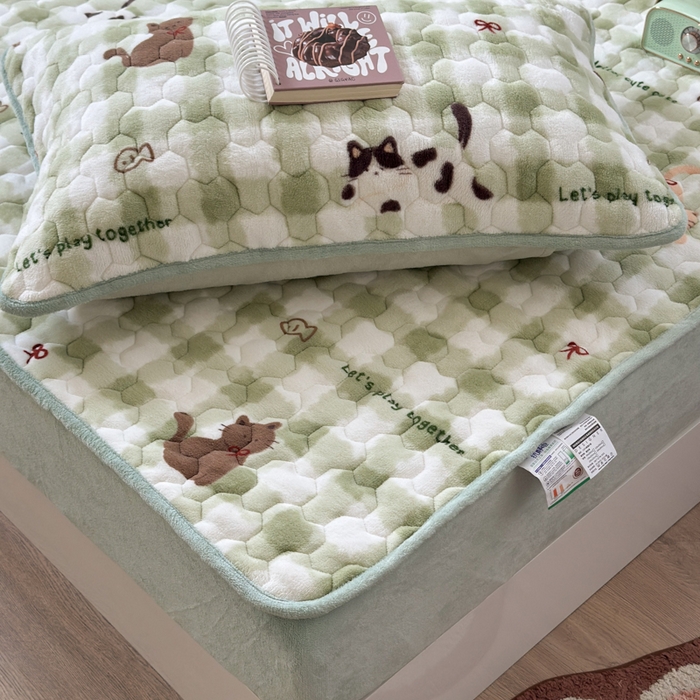 91家纺网 家纺一手货源 找家纺 Sweet dreams甜梦 2025新款高克重牛奶绒印花夹棉床笠 格子猫猫