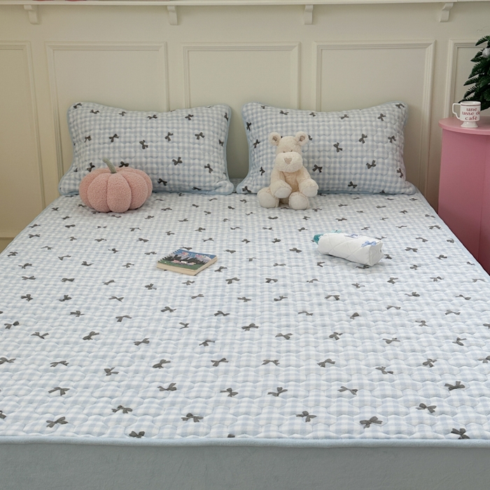 91家纺网 家纺一手货源 找家纺 Sweet dreams甜梦 2025新款高克重牛奶绒印花夹棉床笠 蓝色蝴蝶结