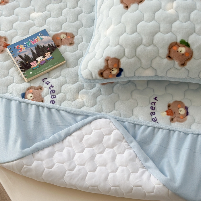 91家纺网 家纺一手货源 找家纺 Sweet dreams甜梦 2025新款高克重牛奶绒印花夹棉床笠 可爱小熊