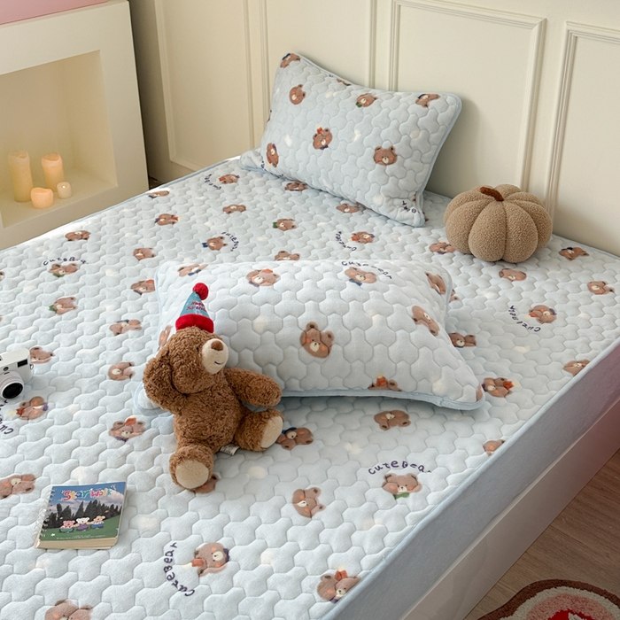 91家纺网 家纺一手货源 找家纺 Sweet dreams甜梦 2025新款高克重牛奶绒印花夹棉床笠 可爱小熊