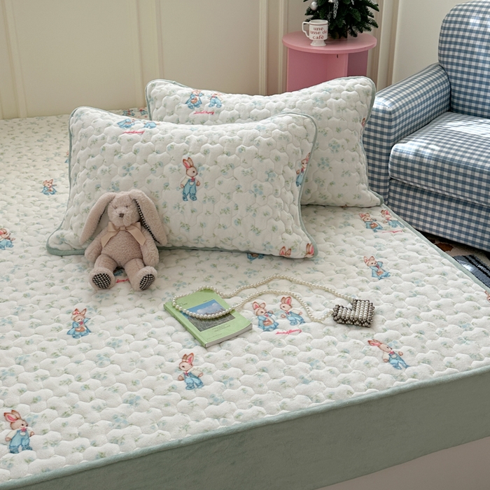 91家纺网 家纺一手货源 找家纺 Sweet dreams甜梦 2025新款高克重牛奶绒印花夹棉床笠 花纹小兔