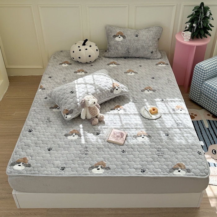 91家纺网 家纺一手货源 找家纺 Sweet dreams甜梦 2025新款高克重牛奶绒印花夹棉床笠 帽子狗狗