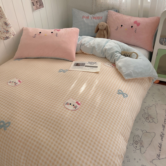 91家纺网 家纺一手货源 找家纺 顾里家纺 2025新款格子猫咪毛巾绣牛奶绒套件 黄格猫咪