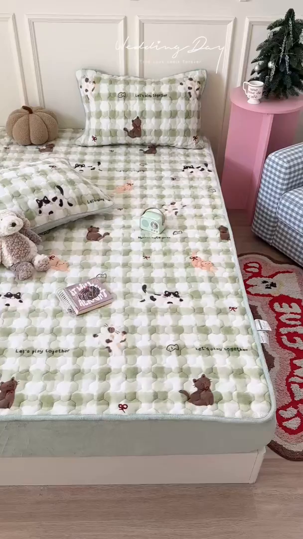 91家纺网 家纺一手货源 找家纺 Sweet dreams甜梦 2025新款高克重牛奶绒印花夹棉床笠 格子猫猫