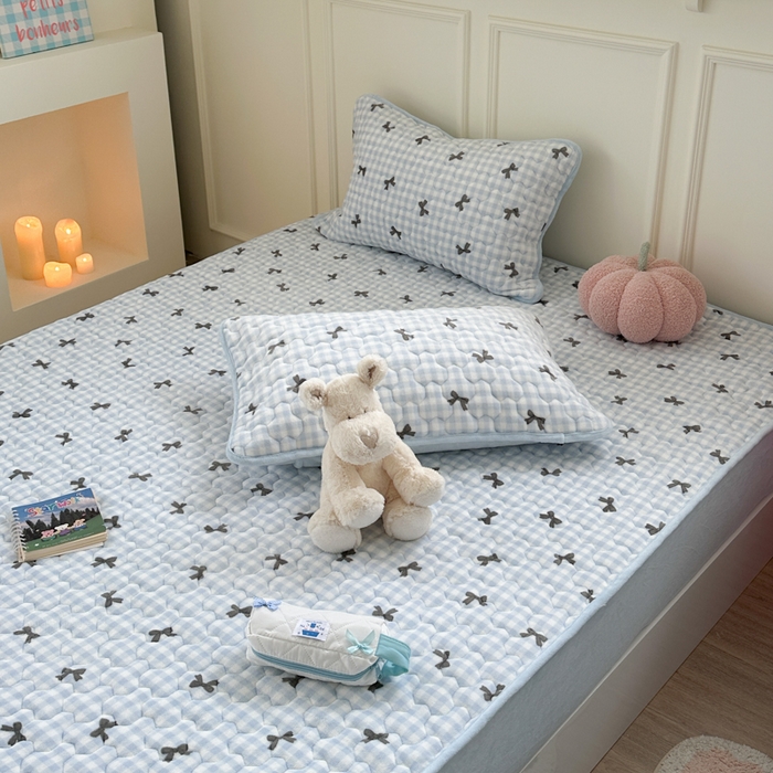 91家纺网 家纺一手货源 找家纺 Sweet dreams甜梦 2025新款高克重牛奶绒印花夹棉床笠 蓝色蝴蝶结