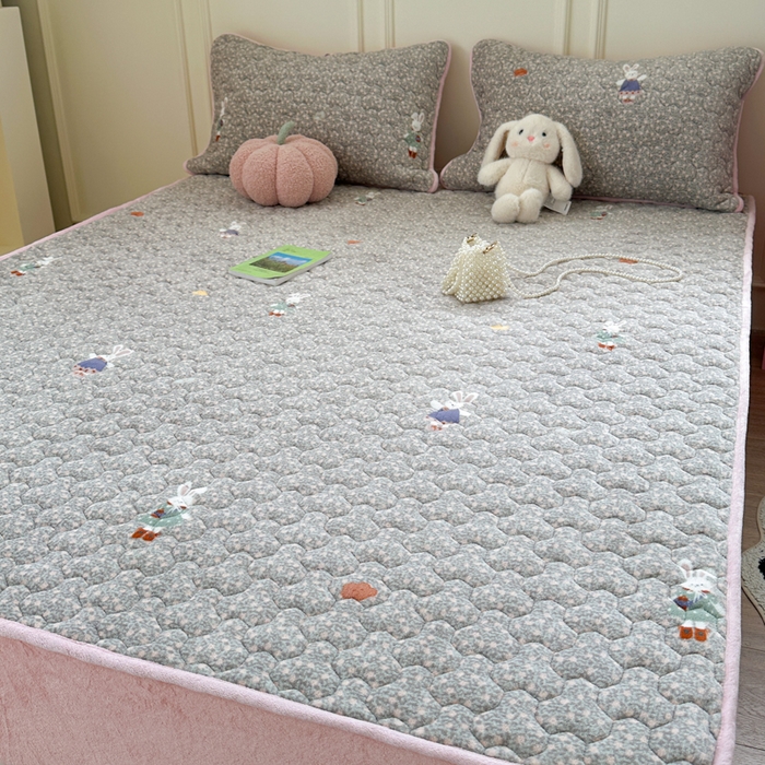 91家纺网 家纺一手货源 找家纺 Sweet dreams甜梦 2025新款高克重牛奶绒印花夹棉床笠 碎花小兔