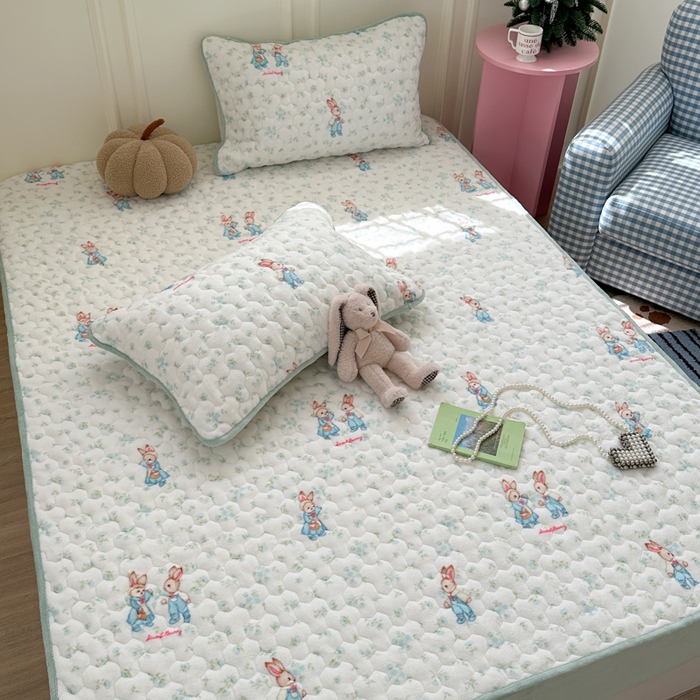 91家纺网 家纺一手货源 找家纺 Sweet dreams甜梦 2025新款高克重牛奶绒印花夹棉床笠 花纹小兔