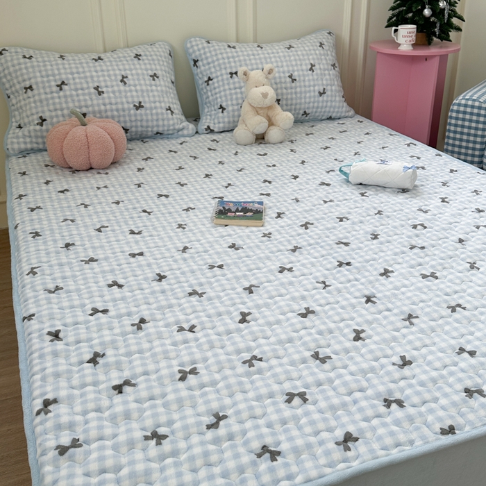 91家纺网 家纺一手货源 找家纺 Sweet dreams甜梦 2025新款高克重牛奶绒印花夹棉床笠 蓝色蝴蝶结