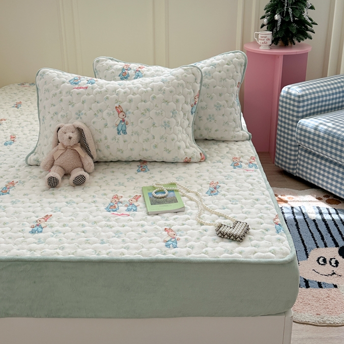 91家纺网 家纺一手货源 找家纺 Sweet dreams甜梦 2025新款高克重牛奶绒印花夹棉床笠 花纹小兔