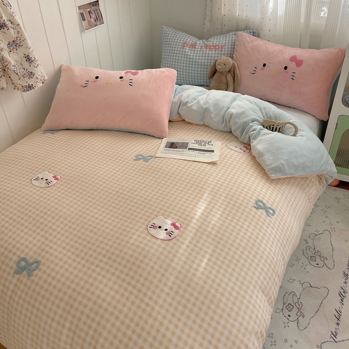 91家纺网 家纺一手货源 找家纺 顾里家纺 2025新款格子猫咪毛巾绣牛奶绒套件 黄格猫咪