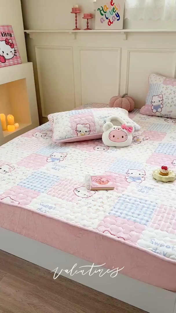 91家纺网 家纺一手货源 找家纺 Sweet dreams甜梦 2025新款高克重牛奶绒印花夹棉床笠 粉色猫猫