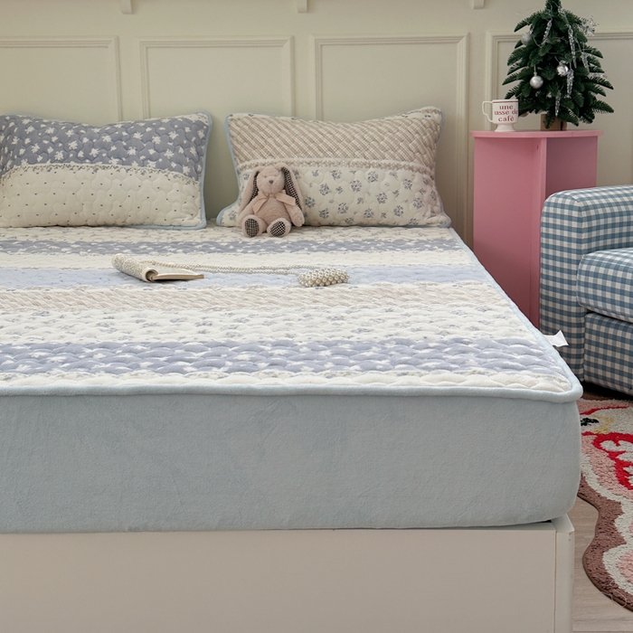 91家纺网 家纺一手货源 找家纺 Sweet dreams甜梦 2025新款高克重牛奶绒印花夹棉床笠 条纹花花