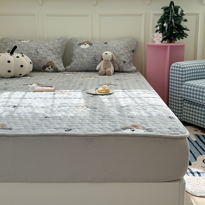 91家纺网 家纺一手货源 找家纺 Sweet dreams甜梦 2025新款高克重牛奶绒印花夹棉床笠 帽子狗狗