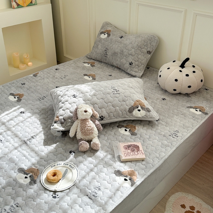 91家纺网 家纺一手货源 找家纺 Sweet dreams甜梦 2025新款高克重牛奶绒印花夹棉床笠 帽子狗狗