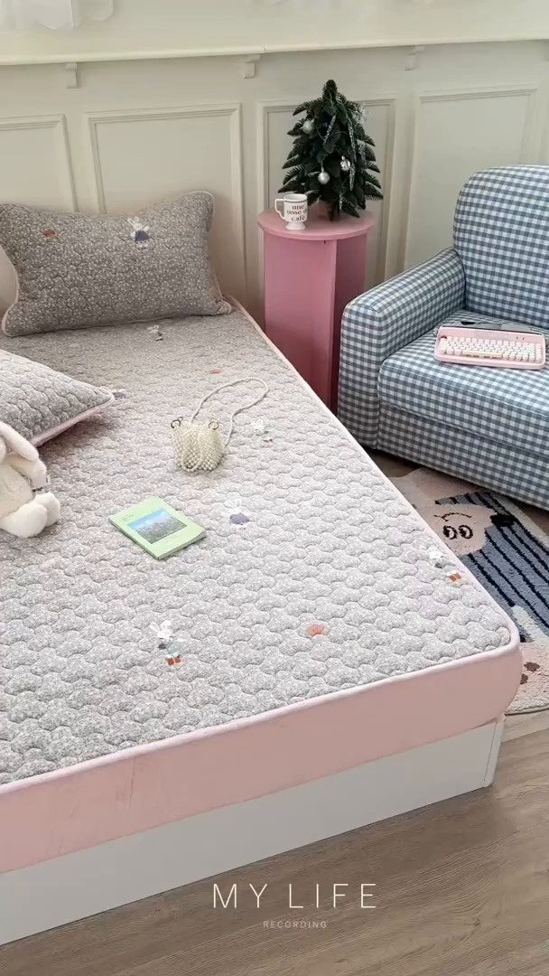 91家纺网 家纺一手货源 找家纺 Sweet dreams甜梦 2025新款高克重牛奶绒印花夹棉床笠 碎花小兔