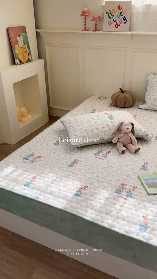 91家纺网 家纺一手货源 找家纺 Sweet dreams甜梦 2025新款高克重牛奶绒印花夹棉床笠 花纹小兔