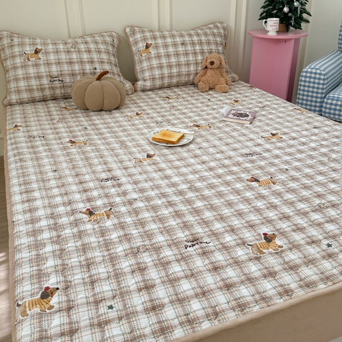 91家纺网 家纺一手货源 找家纺 Sweet dreams甜梦 2025新款高克重牛奶绒印花夹棉床笠 苹果腊肠狗