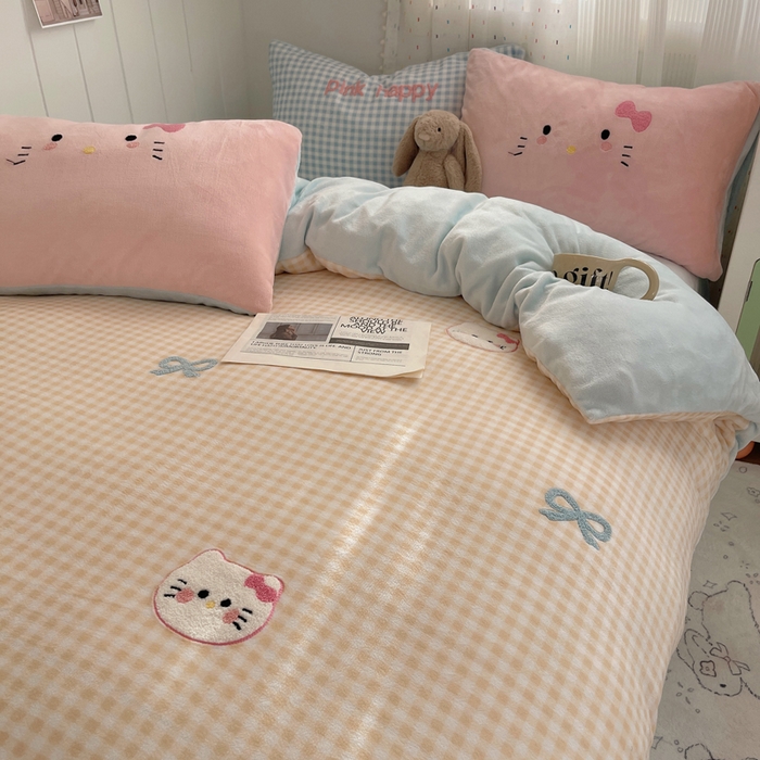 91家纺网 家纺一手货源 找家纺 顾里家纺 2025新款格子猫咪毛巾绣牛奶绒套件 黄格猫咪