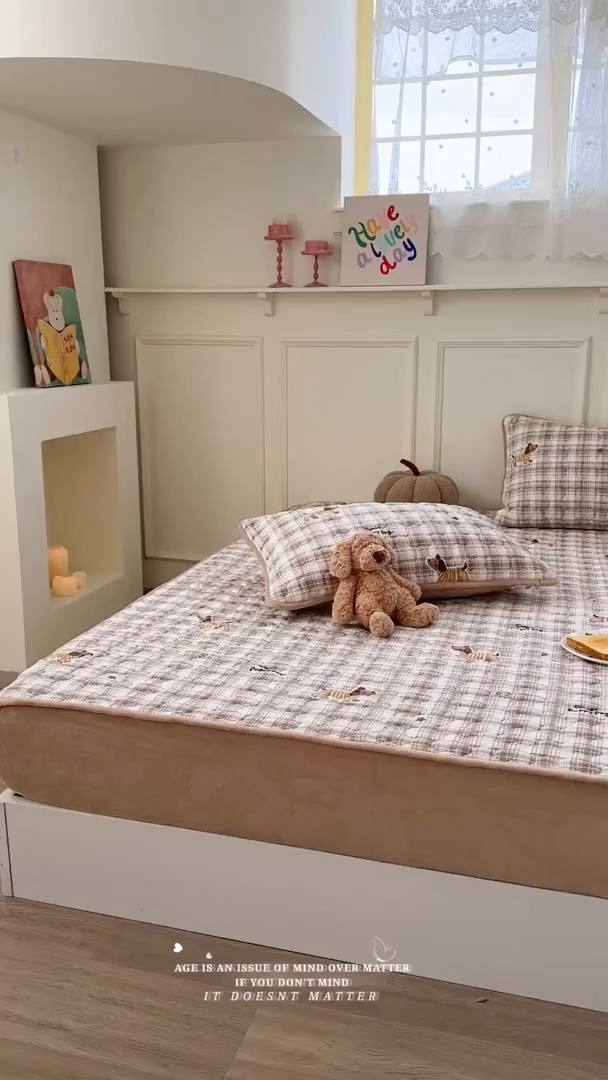 91家纺网 家纺一手货源 找家纺 Sweet dreams甜梦 2025新款高克重牛奶绒印花夹棉床笠 苹果腊肠狗