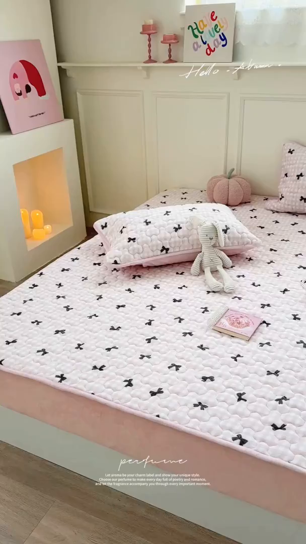 91家纺网 家纺一手货源 找家纺 Sweet dreams甜梦 2025新款高克重牛奶绒印花夹棉床笠 粉色蝴蝶结