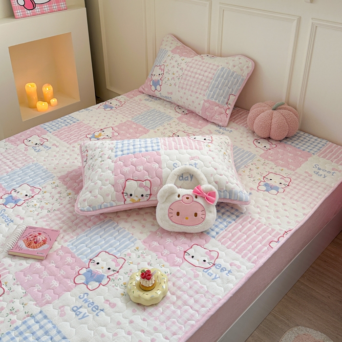 91家纺网 家纺一手货源 找家纺 Sweet dreams甜梦 2025新款高克重牛奶绒印花夹棉床笠 粉色猫猫