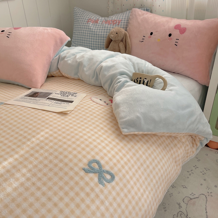 91家纺网 家纺一手货源 找家纺 顾里家纺 2025新款格子猫咪毛巾绣牛奶绒套件 黄格猫咪