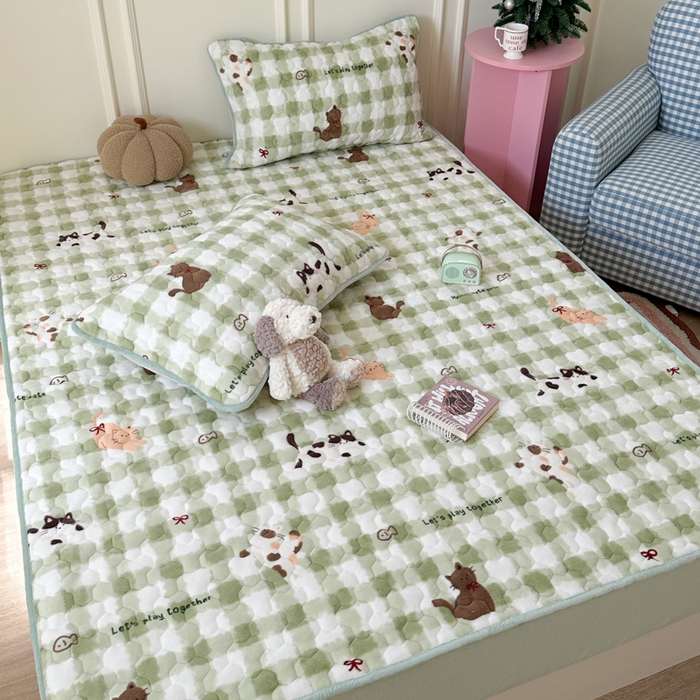 91家纺网 家纺一手货源 找家纺 Sweet dreams甜梦 2025新款高克重牛奶绒印花夹棉床笠 格子猫猫