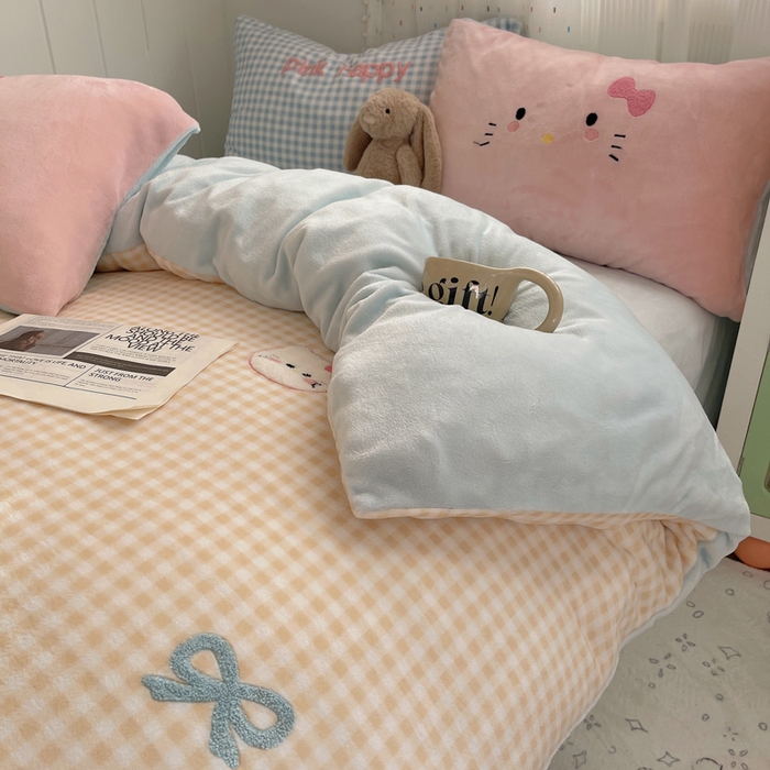 91家纺网 家纺一手货源 找家纺 顾里家纺 2025新款格子猫咪毛巾绣牛奶绒套件 黄格猫咪