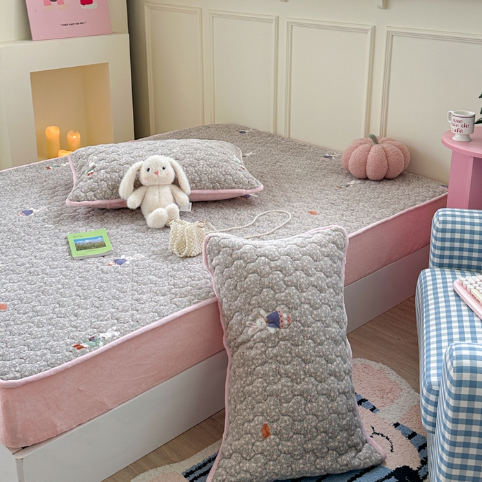 91家纺网 家纺一手货源 找家纺 Sweet dreams甜梦 2025新款高克重牛奶绒印花夹棉床笠 碎花小兔