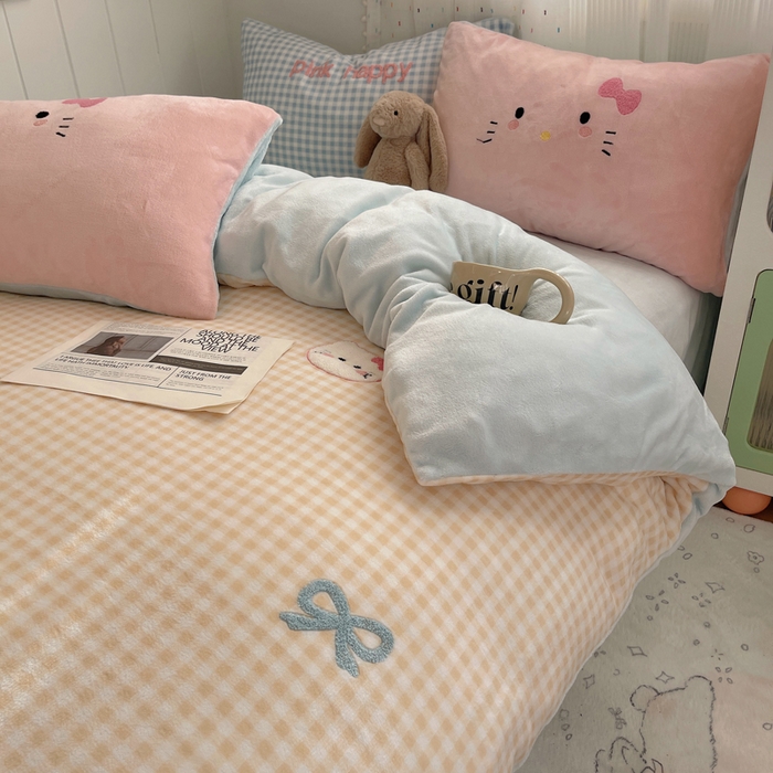91家纺网 家纺一手货源 找家纺 顾里家纺 2025新款格子猫咪毛巾绣牛奶绒套件 黄格猫咪