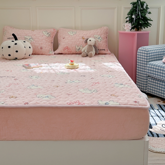 91家纺网 家纺一手货源 找家纺 Sweet dreams甜梦 2025新款高克重牛奶绒印花夹棉床笠 小白