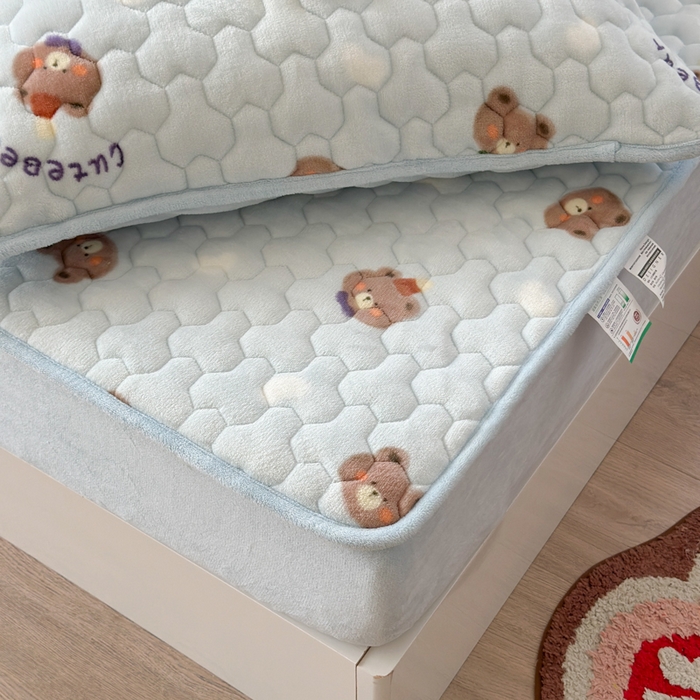 91家纺网 家纺一手货源 找家纺 Sweet dreams甜梦 2025新款高克重牛奶绒印花夹棉床笠 可爱小熊