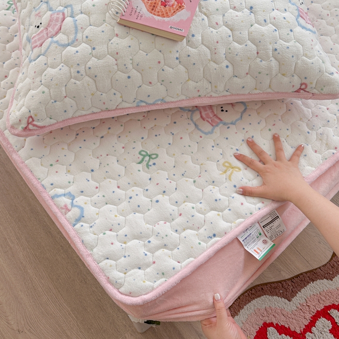 91家纺网 家纺一手货源 找家纺 Sweet dreams甜梦 2025新款高克重牛奶绒印花夹棉床笠 斑点狗狗