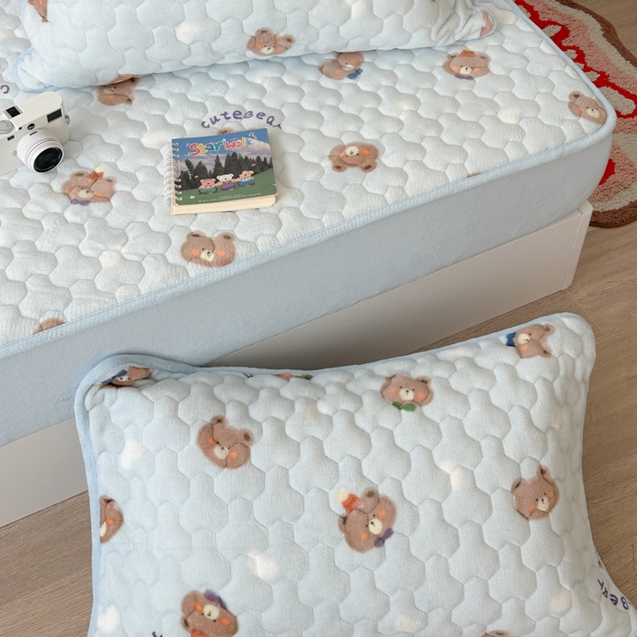 91家纺网 家纺一手货源 找家纺 Sweet dreams甜梦 2025新款高克重牛奶绒印花夹棉床笠 可爱小熊