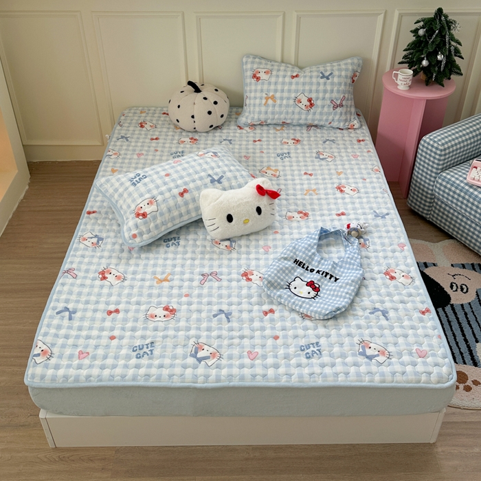 91家纺网 家纺一手货源 找家纺 Sweet dreams甜梦 2025新款高克重牛奶绒印花夹棉床笠 蝴蝶结猫猫