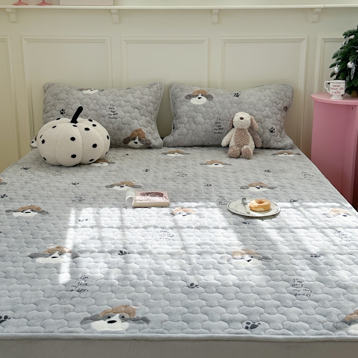 91家纺网 家纺一手货源 找家纺 Sweet dreams甜梦 2025新款高克重牛奶绒印花夹棉床笠 帽子狗狗