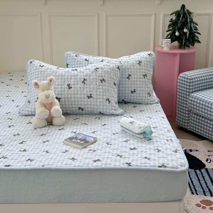 91家纺网 家纺一手货源 找家纺 Sweet dreams甜梦 2025新款高克重牛奶绒印花夹棉床笠 蓝色蝴蝶结