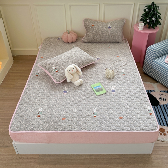 91家纺网 家纺一手货源 找家纺 Sweet dreams甜梦 2025新款高克重牛奶绒印花夹棉床笠 碎花小兔