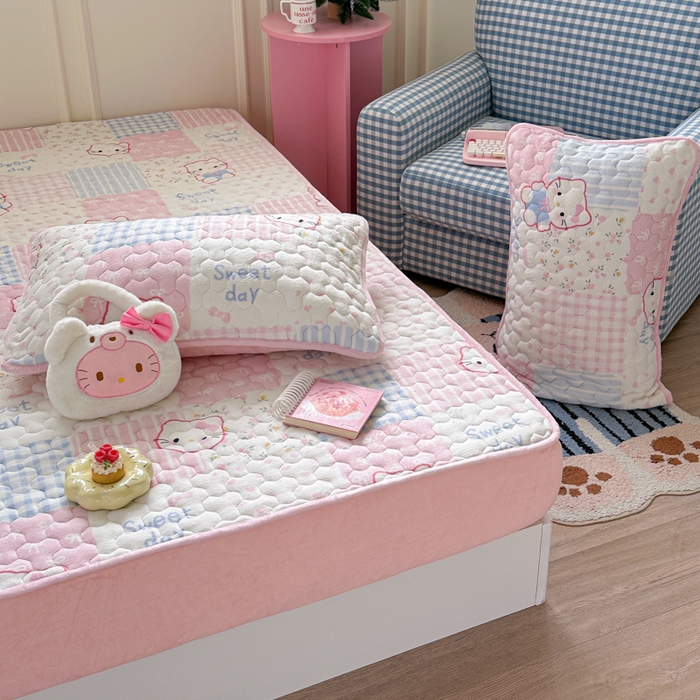 91家纺网 家纺一手货源 找家纺 Sweet dreams甜梦 2025新款高克重牛奶绒印花夹棉床笠 粉色猫猫